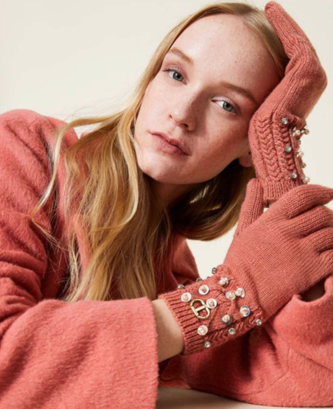 Cable knit gloves with embroidery