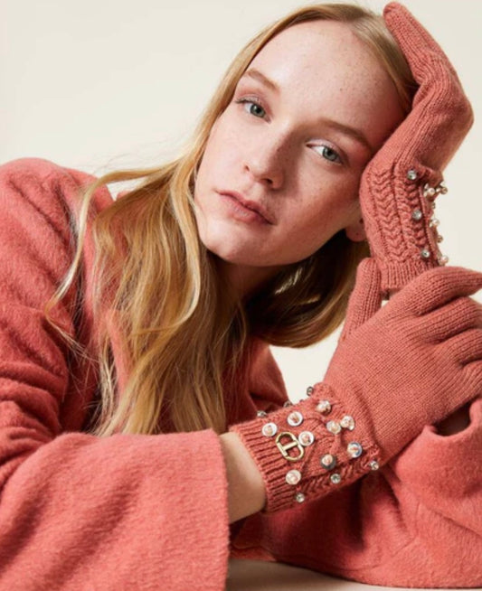 Cable knit gloves with embroidery