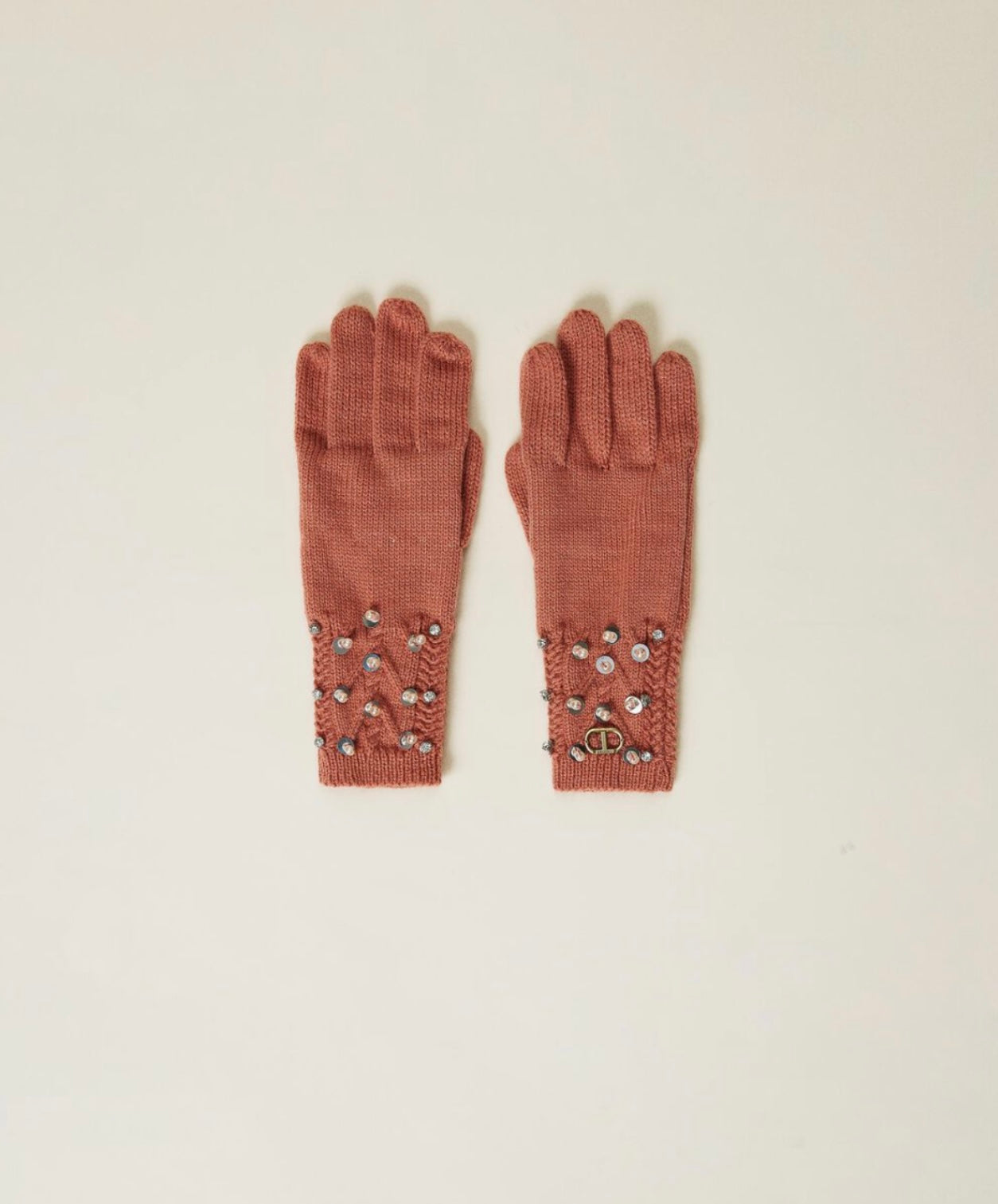 Cable knit gloves with embroidery