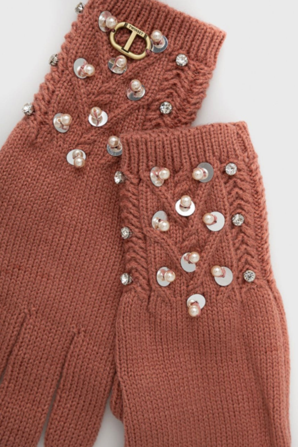 Cable knit gloves with embroidery