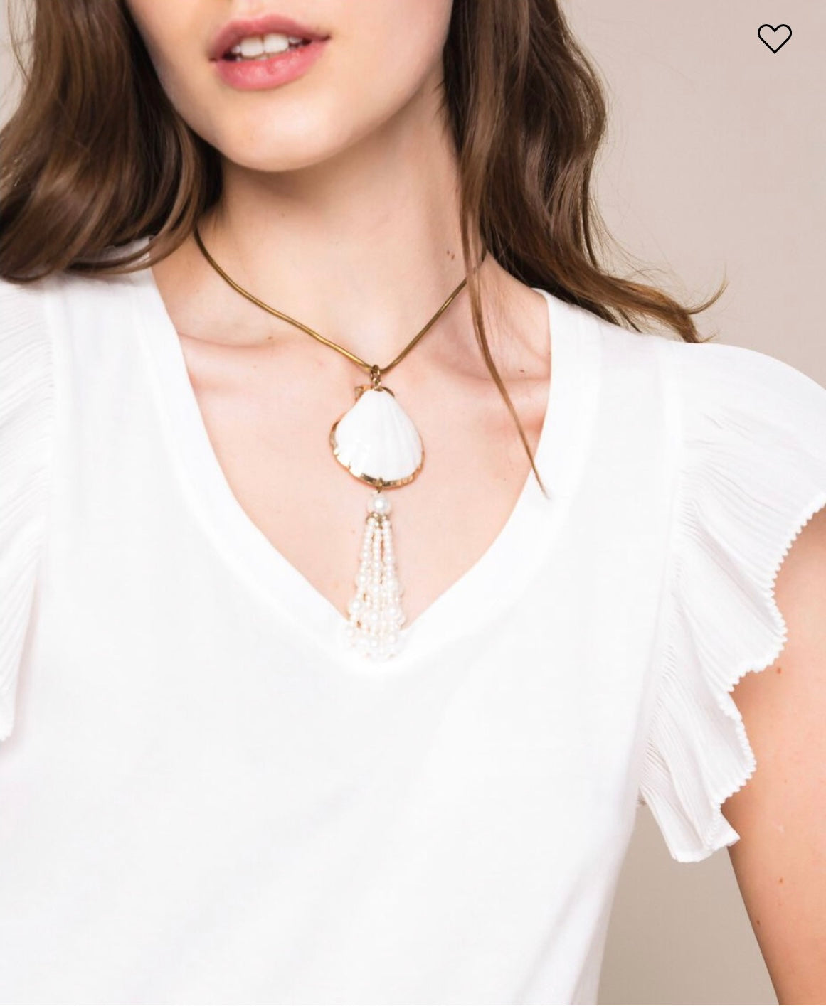 Adjustable necklace with shell and pearls